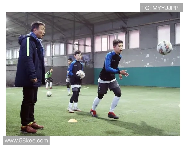 冠军足球教练的成功秘诀与团队建设策略探讨